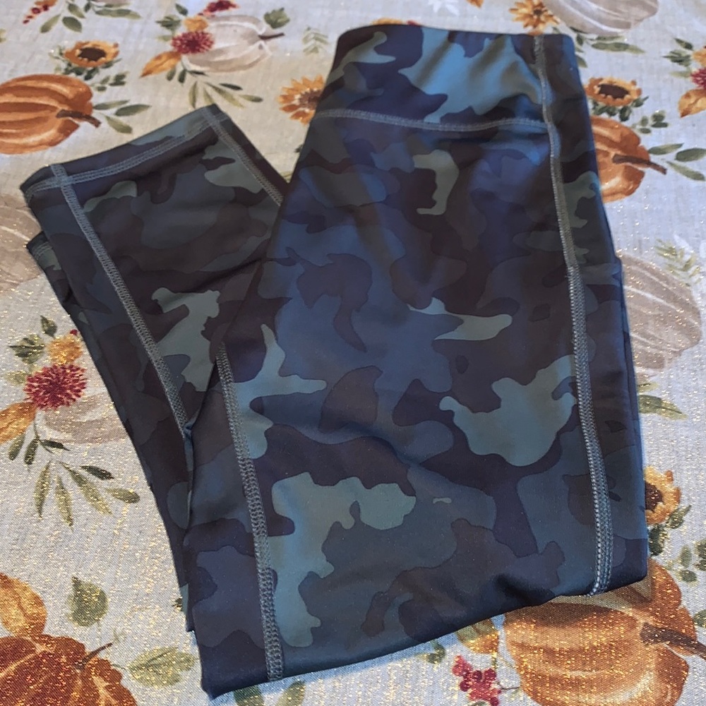 NWT Women’s Tek Gear Capri Workout Leggings Sz M, Olive Green Camo Print.
